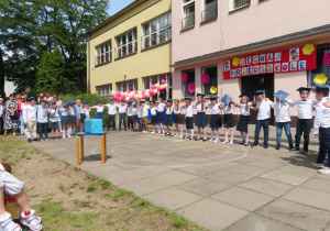 Najstarsze przedszkolaki ubrane na galowo żegnają się z przedszkolem mówiąc wiersze.