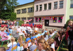 Żabki prezentują przygotowaną piosenkę.