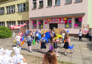Żuczki prezentują przygotowany taniec.