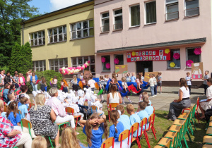 Żuczki prezentują przygotowana piosenkę.