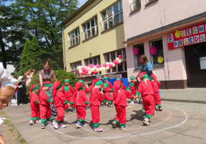 Mrówki prezentują przygotowany taniec.