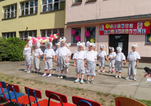 Pszczółki w strojach myszek prezentują przygotowaną piosenkę.