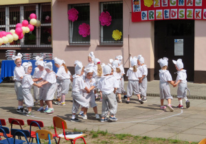 Pszczółki prezentują przygotowany taniec.