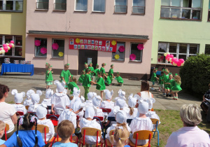 Biedronki w strojach ufoludków prezentują przygotowaną piosenkę.