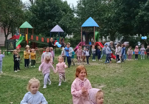 Dziewczynki naśladują taniec prezentowany przez panią.