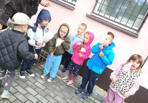 Dzieci jedzą watę cukrową.