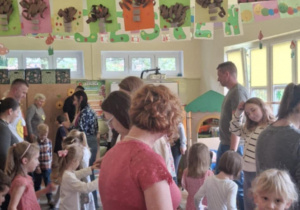 Dzieci tańczą z rodzicami.