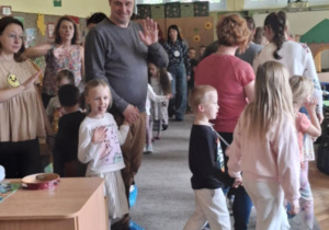 Dzieci tańczą z rodzicami.