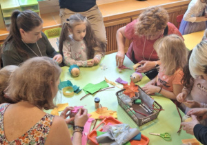 Dzieci z rodzicami wykonują ziemniaczane ludziki.