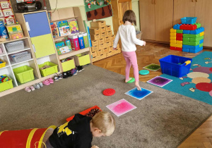 Dzieci pokonują sensoryczny tor przeszkód.