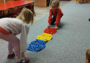 Dzieci pokonują sensoryczny tor przeszkód.