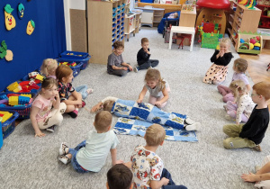 Dzieci zawijają się w koc.