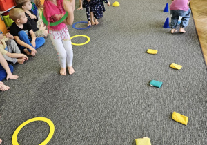 Dzieci pokonują sensoryczny tor przeszkód.