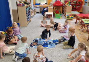 Dzieci zawijają się w koc.