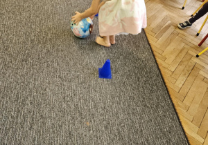 Dzieci pokonują sensoryczny tor przeszkód.