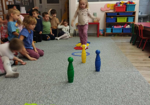 Dzieci pokonują sensoryczny tor przeszkód.