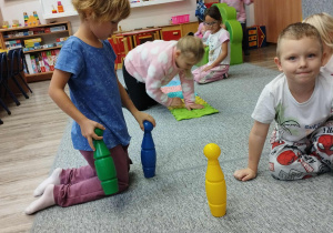 Dzieci pokonują sensoryczny tor przeszkód.