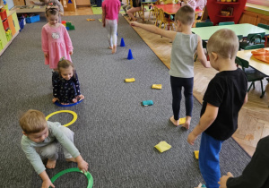 Dzieci pokonują sensoryczny tor przeszkód.