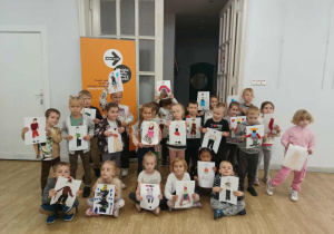 Dzieci prezentują wykonane prace.