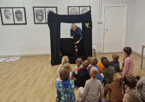 Dzieci oglądają pokaz kukiełek.