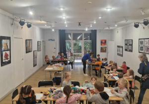 Dzieci przygotowują skrawki materiałów do wykonania projektu plastycznego.