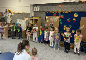 Przedszkolaki prezentują młodszym gościom inscenizacje wiersza "Na straganie"