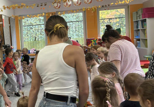 Przedszkolaki zapraszają gości do wspólnego tańca.