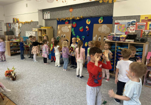 Pzedszkolaki prezentują młodzym gościom przygotowany taniec.