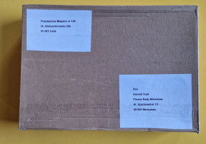 Pacczka pełna listów przygotowana do wysłania.