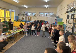 Dzieci z grupy Motylków śpiewają piosenkę.