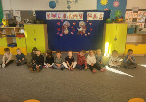 Dzieci z grupy Żuczków oczekują na przybycie wszystkich gości.