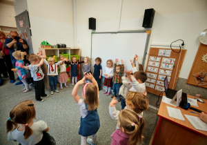 Dzieci z grupy Mrówek tańczą dla babci i dziadka.
