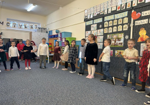 Dzieci z grupy Motylków śpiewają piosenkę.