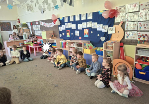 Dzieci z grupy Biedronek szykują się do rozpoczęcia uroczystości.