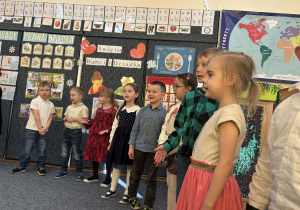 Motylki występiją dla przybyłych gości.