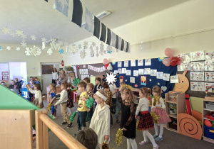 Dzieci z grupy Biedronek wykonują taniec z kolorowymi pomponami.