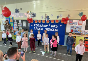 Dzieci z grupy Żabek występują przed gośćmi.