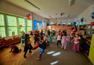 Zabawa taneczna u dzieci młodszych.