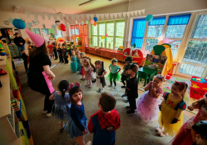 Zabawa taneczna u dzieci młodszych.