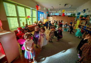 Zabawa taneczna u dzieci młodszych.