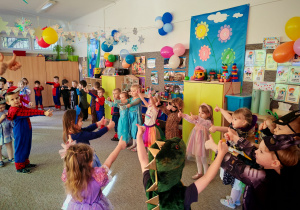 Zabawa taneczna u dzieci młodszych.