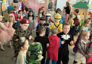 Zabawa taneczna u dzieci starszych.