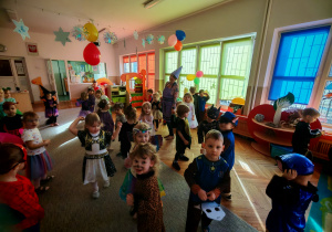 Zabawa taneczna u dzieci młodszych.