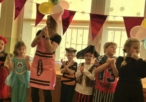 Zabawa taneczna u dzieci starszych.