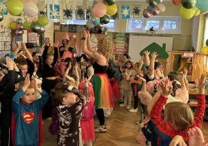 Zabawa taneczna u dzieci starszych.