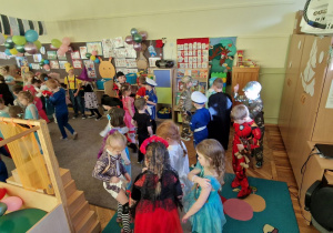 Zabawa taneczna u dzieci starszych.