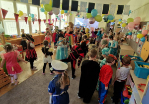 Zabawa taneczna u dzieci starszych.