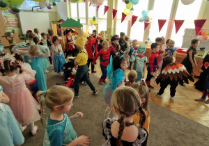 Zabawa taneczna u dzieci starszych.