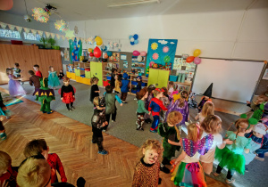 Zabawa taneczna u dzieci młodszych.