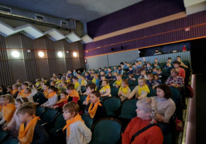 Dzieci siadają w fotelach i oczekują na rozpoczęcie przedstawienia.